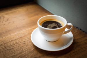 xícara de café preto 