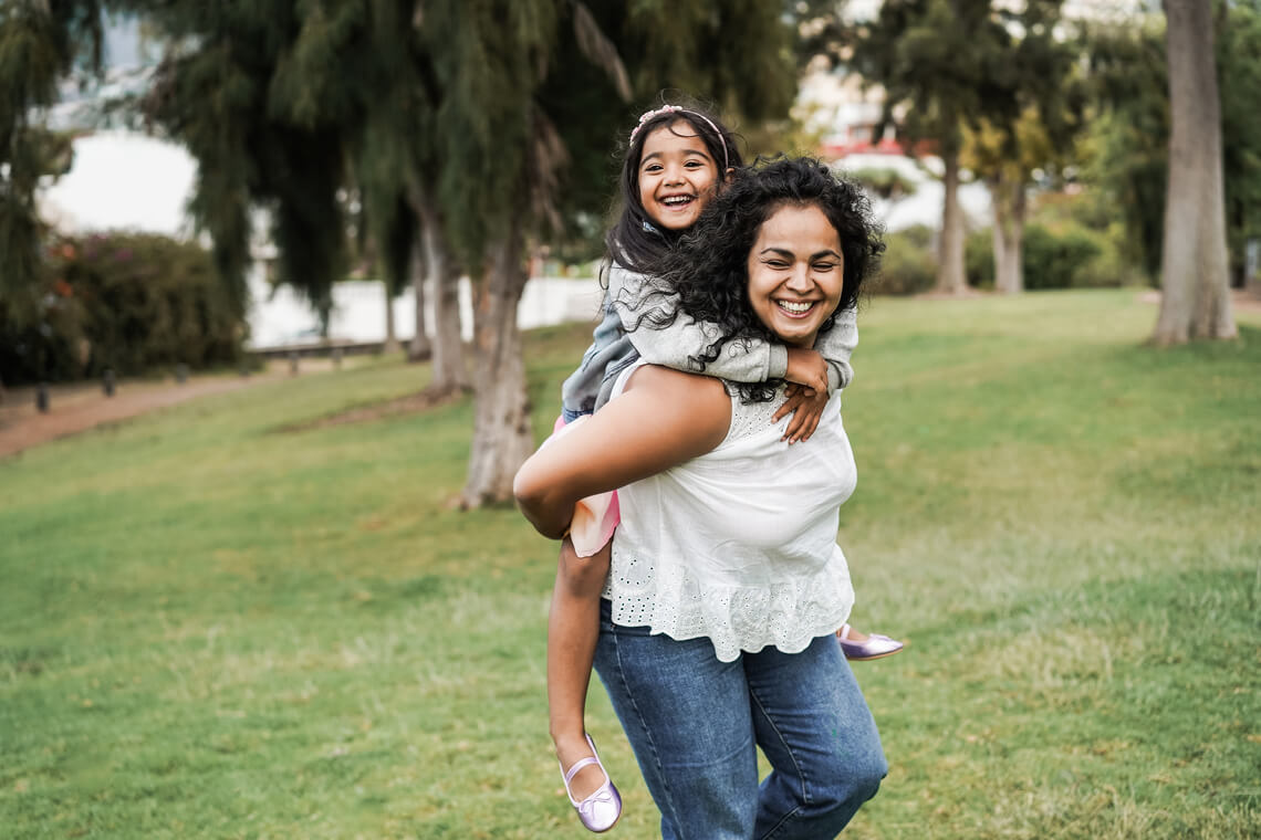 mulher brincando com a filha, tipos de mães