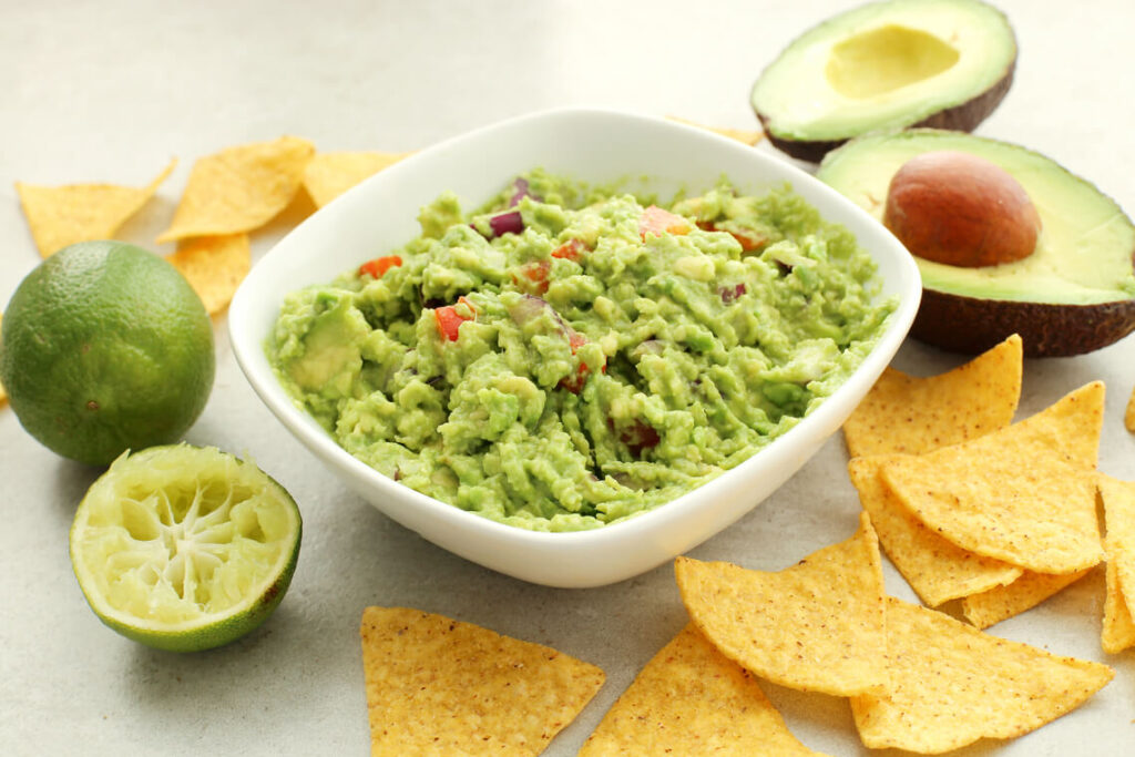 Bowl com guacamole e salgadinhos de milho para uma noite mexicana