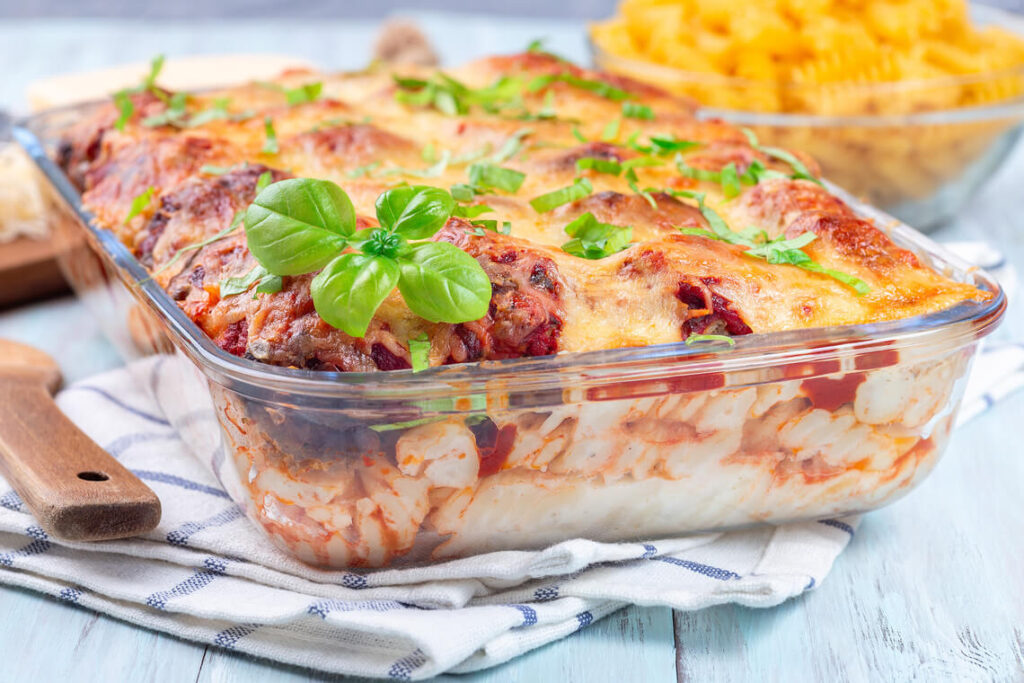 Macarrão de forno com almôndegas sobre a mesa