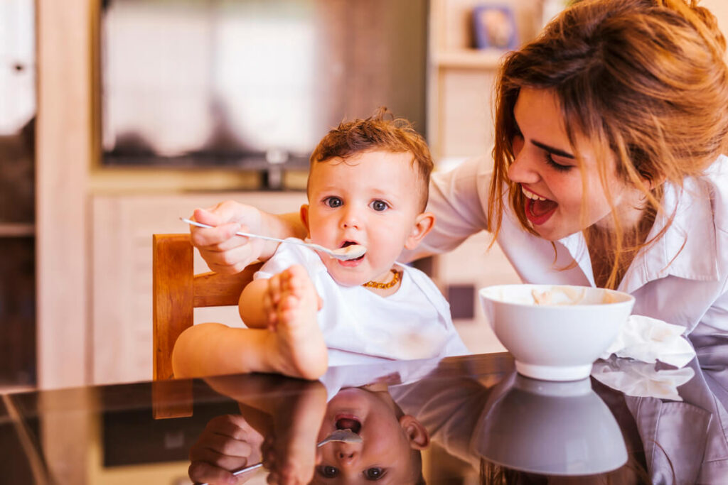 Mãe alimentando o bebê de acordo com a rotina do bebê 