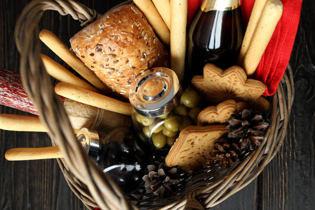 cesta de presente com pães e frutas