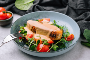 Prato fundo com salada e salmão grelhado