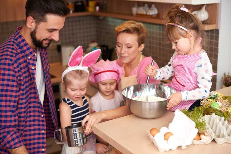 Família reunida na cozinha preparando receitas de Páscoa