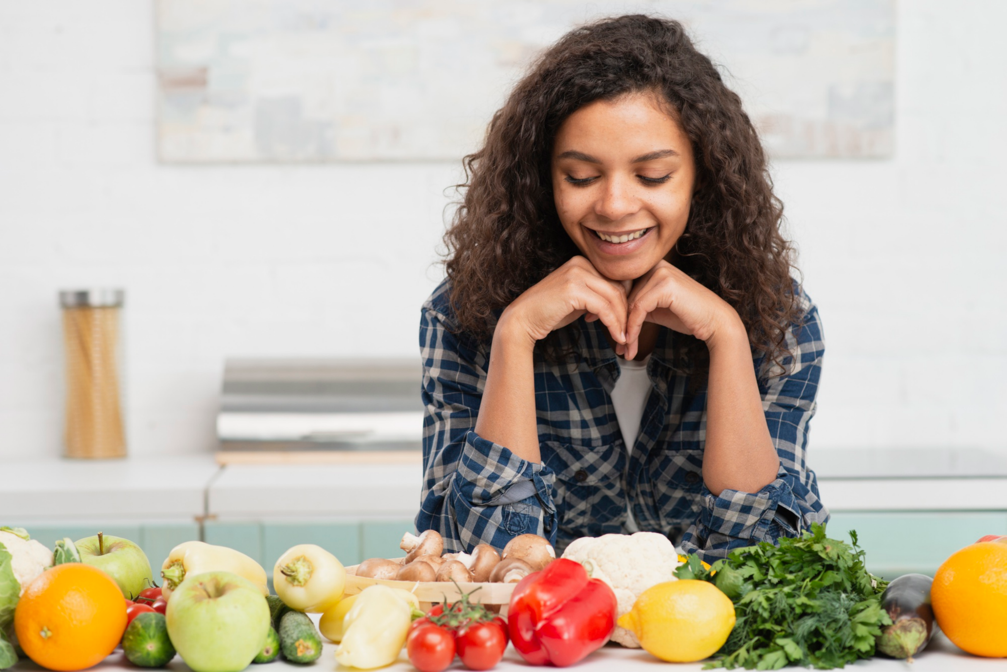 Mulher olhando para alimentos de uma dieta saudável