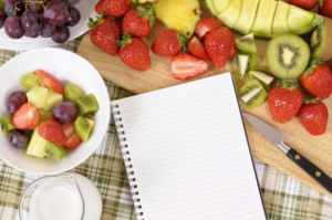 Caderno com receitas com frutas e legumes do mês de maio