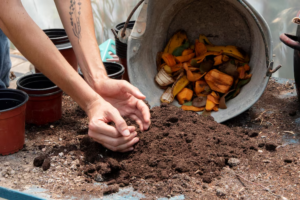 Mulher reaproveitando restos de alimentos para sua compostagem