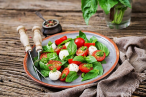 Salada caprese com redução de balsâmico