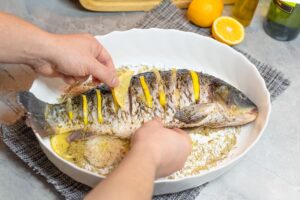 Preparando um delicioso almoço de Dia dos Pais, com peixe fresco e temperos especiais, ideal para celebrar essa data especial em família.