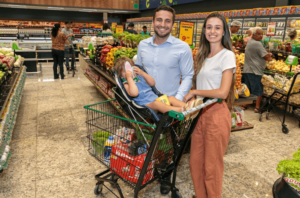 Família fazendo compras no Covabra 