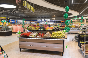 Panorama do interior de um dos supermercados do Covabra.