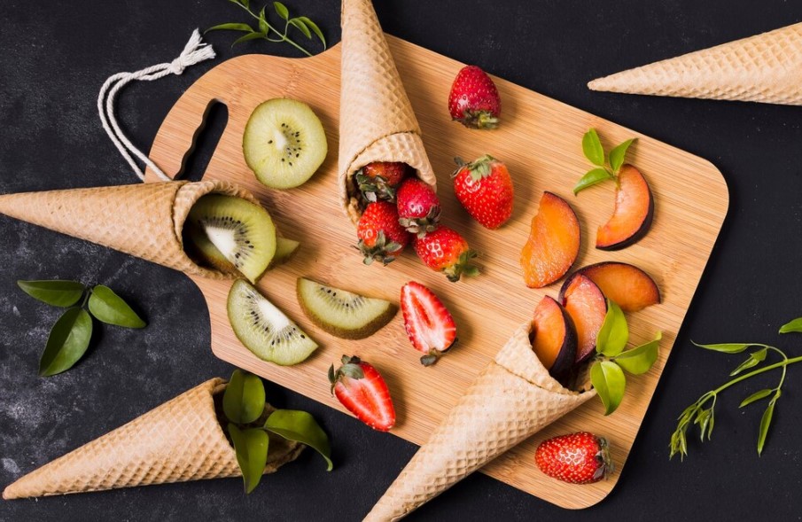 Casquinhas com frutas naturais, simbolizando receitas receitas saudáveis de sorvete