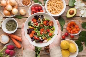 Mise en place com legumes, verduras e frutas para preparar receitas veganas 