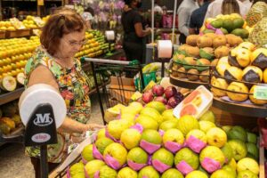 Senhora escolhendo frutos no hortifruti do Covabra