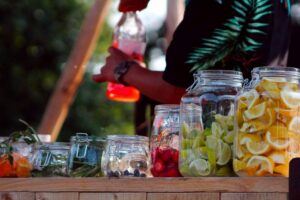 Barman preparando drink em uma estação de drinks de fim de ano.