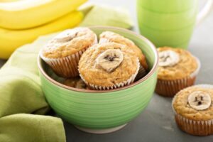 Muffins de aveia com banana em um recipiente verde.