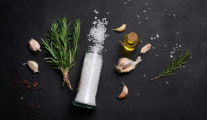 Sal grosso, alecrim, alho e azeite. 