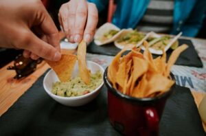 Amigos dividindo nachos juntos. 