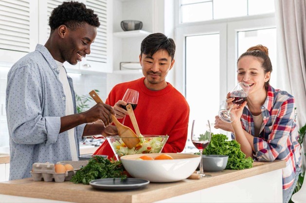 Amigos cozinhando juntos.