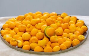 Vários pequis em um grande prato.