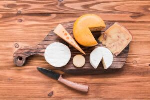 Tábua de frios composta somente com queijos. 