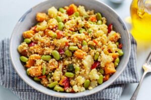 Bowl de quinoa com legumes salteados e castanhas