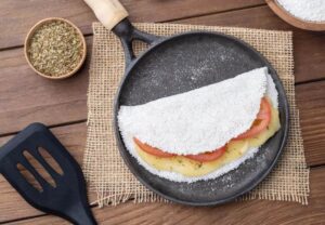 Tapioca com queijo branco e tomate fresco
