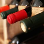 Vinhos na prateleira do mercado representando a Feira Itinerante de Vinhos Covabra 2026.
