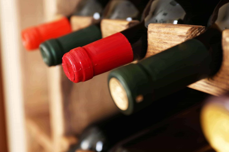 Vinhos na prateleira do mercado representando a Feira Itinerante de Vinhos Covabra 2026.