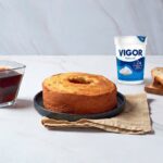 O segredo da massa perfeita: Por que usar iogurte em bolos e pães?