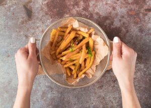 Batata frita em grade de resfriamento 