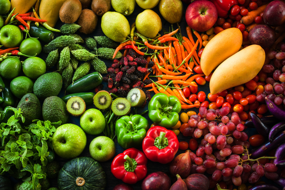 Frutas e legumes variados juntos.